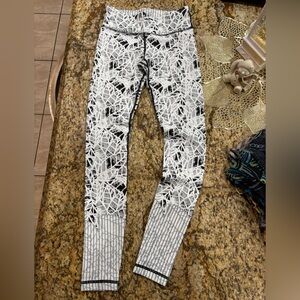 Woman’s VimMia Stylish Black and White thick Pattern Leggings.